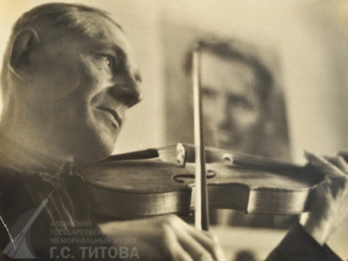 13. Фотография «С.П. Титов. Игра на скрипке» 