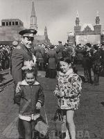 08. Фотография «Г.С. Титов с дочерьми на Красной площади». О/Ф 2422