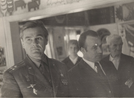 (2а) Василий Лазарев в музее Г.С. Титова, 1978 год.jpg
