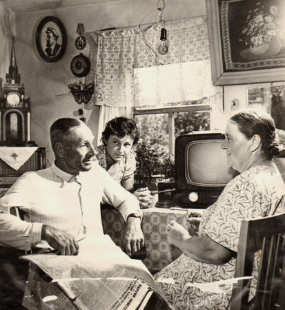 оф 90 Семья Титовых в соем доме август 1961 год.jpg